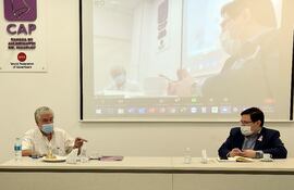 Carlos Jorge Biedermann y Óscar Orué en la reunión desarrollada ayer, cumpliendo las recomendaciones sanitarias.