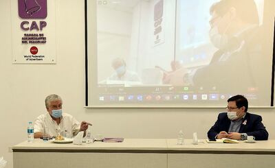 Carlos Jorge Biedermann y Óscar Orué en la reunión desarrollada ayer, cumpliendo las recomendaciones sanitarias.