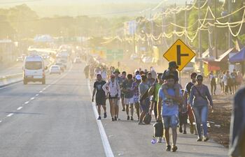 Miles de personas peregrinaron entre ayer y hoy hasta la Basílica de Caacupé.