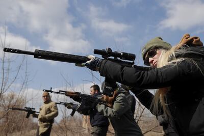 La Unión Europea (UE) está cerca de haber validado la totalidad de los 500 millones de euros que asignó para financiar material militar letal y no letal para que Ucrania pueda defenderse de los invasores rusos.