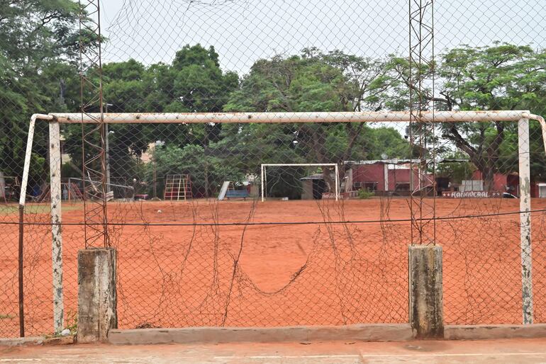 Arcos oxidados y rejas rotas. No se nota ningún tipo de mantenimiento en toda el área. 