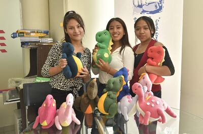 Las beneficiarias del Proyecto Justicieras, Daniela Ponce (c) y Ana Maria Rocha (i), junto a otra de las beneficiadas, de la Fundación Voces Libres, posan para Efe el 12 de abril de 2022, en Cochabamba (Bolivia). Ser abogada, trabajadora social o psicóloga es la meta de una treintena de bolivianas que han sufrido de cerca la violencia machista o sus consecuencias y que ahora estudian para tener las herramientas legales y técnicas para combatir la impunidad en estos delitos. La mayoría son sobrevivientes de algún tipo de violencia, otras son hijas o hermanas de víctimas de feminicidio, pero también hay muchachas que emigraron del área rural a la ciudad e incluso un par de chicos que crecieron en hogares de acogida, todos con el denominador común de querer un cambio en la Justicia.