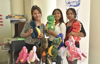 Las beneficiarias del Proyecto Justicieras, Daniela Ponce (c) y Ana Maria Rocha (i), junto a otra de las beneficiadas, de la Fundación Voces Libres, posan para Efe el 12 de abril de 2022, en Cochabamba (Bolivia). Ser abogada, trabajadora social o psicóloga es la meta de una treintena de bolivianas que han sufrido de cerca la violencia machista o sus consecuencias y que ahora estudian para tener las herramientas legales y técnicas para combatir la impunidad en estos delitos. La mayoría son sobrevivientes de algún tipo de violencia, otras son hijas o hermanas de víctimas de feminicidio, pero también hay muchachas que emigraron del área rural a la ciudad e incluso un par de chicos que crecieron en hogares de acogida, todos con el denominador común de querer un cambio en la Justicia.