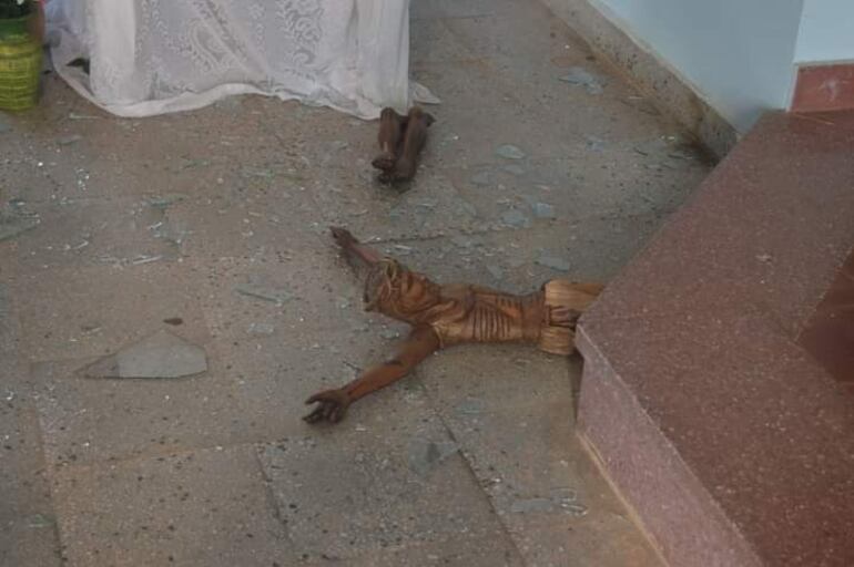 Destruyen imágenes del templo San José de los Arroyos.