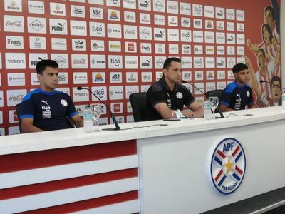 Diego Gómez, Aldo Bobadilla y Thiago Servín, en conferencia de prensa.