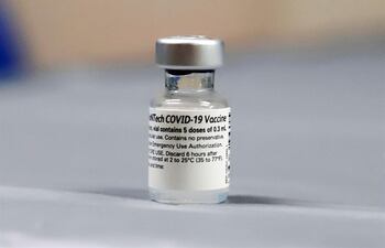 Vista de un recipiente de la vacuna de los laboratorios Pfizer/BioNTech contra la covid-19.