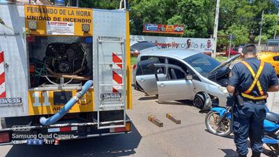 Tres personas resultaron heridas tras un accidente de tránsito que involucró a un vehículo y una motocicleta.