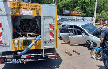 Tres personas resultaron heridas tras un accidente de tránsito que involucró a un vehículo y una motocicleta.