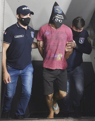 Matías Raúl Bilbao Fassardi es llevado por dos policías.