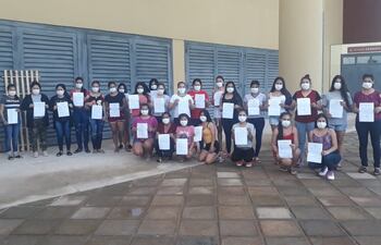 Un grupo de mujeres que completó su cuarentena en un polideportivo de Hernandarias.