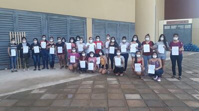 Un grupo de mujeres que completó su cuarentena en un polideportivo de Hernandarias.