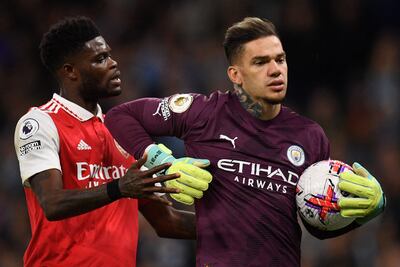 Ederson Moraes, arquero brasileño del Manchester City, se apodera del balón, que le reclama Thomas Partey, mediocampista ghanés del Arsenal, durante el duelo que protagonizaron el miércoles pasado.