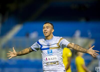 Alejandro Kaku Romero celebra su gol para Al Taawon.