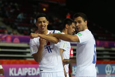 Francisco Martínez celebra su conquista junto a Juan Pedrozo el cuarto gol de la selección.
