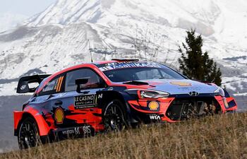 El belga Thierry Neuville lidera el Rally de Montecarlo con Hyundai i20 WRC.
