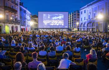 Numeroso público disfruta de una película proyectada en la Piazza Grande durante el 74 ° Festival Internacional de Cine de Locarno, que culmina este sábado.