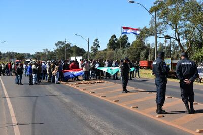 Este lunes los productores realizaron cierres intermitentes en la ruta internacional.