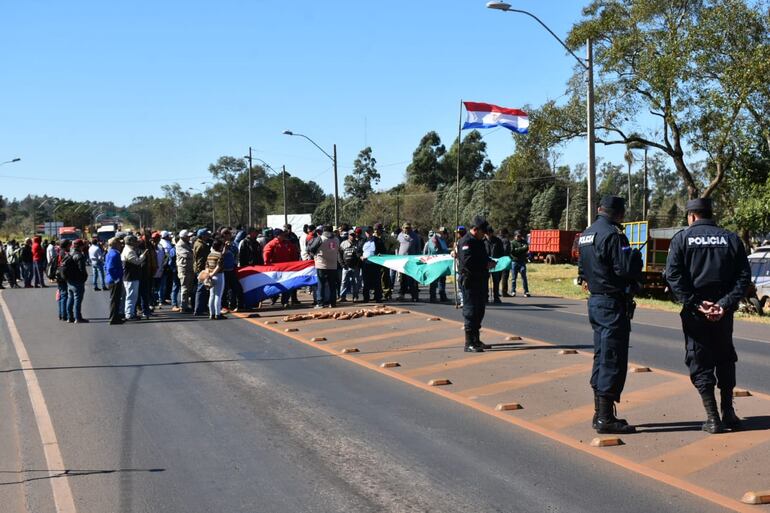 Este lunes los productores realizaron cierres intermitentes en la ruta internacional.