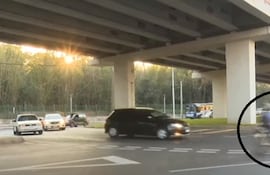 Motociclista cruza la rotonda de forma imprudente