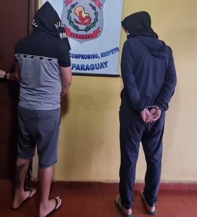 Los dos detenidos en la Comisaría 4ª antes de ser remitidos a la Dirección de Policía.