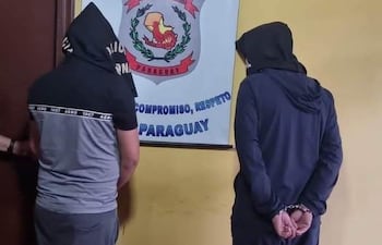 Roque Gabriel Fernández González y Alexander David Garcete Figueredo, detenidos por agentes de la Comisaría 4ª.