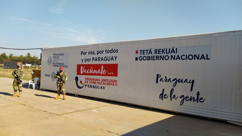 Un equipo de ABC constató este domingo que las vacunas destinadas para el autódromo ya estaban custodiadas por militares. Así, las dosis para las personas que se acerquen desde mañana temprano ya están disponibles.