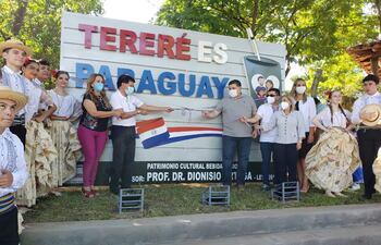 Autoridades de Fernando de la Mora, inauguraron letras corporeas que hacen mención al día Nacional del Tereré en conmemoración al 83 aniversario de la ciudad.
