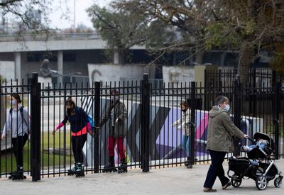 Un escaso movimiento de personas se registró ayer en Buenos Aires, a raíz de la creciente pandemia de covid-19.