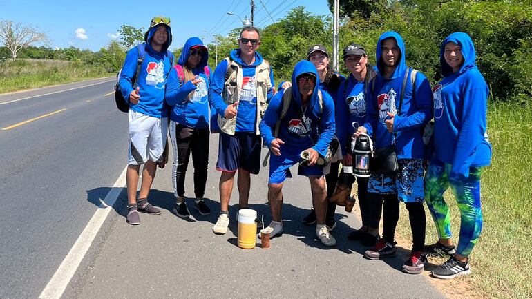 El Grupo Tradicional de la Novena Compañía de Luque, caminando en la zona de Patiño.