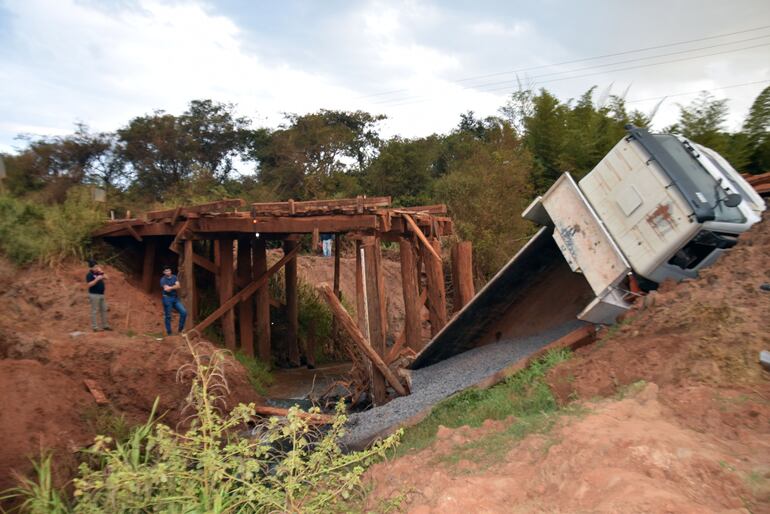 Como quedó el camión volquete de Edivi S.A al deplomarse el vetusto puente de madera