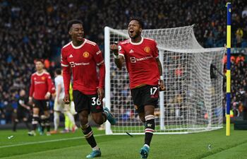 El brasileño Fred celebra su gol junto al sueco Anthony Elanga, quien marcó el cuarto gol para el Manchester United.