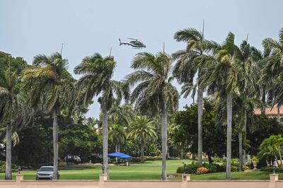 Un helicóptero vuela cerca de la residencia del expresidente estadounidense Donald Trump en Mar-A-Lago en Palm Beach, Florida, el 9 de agosto de 2022.