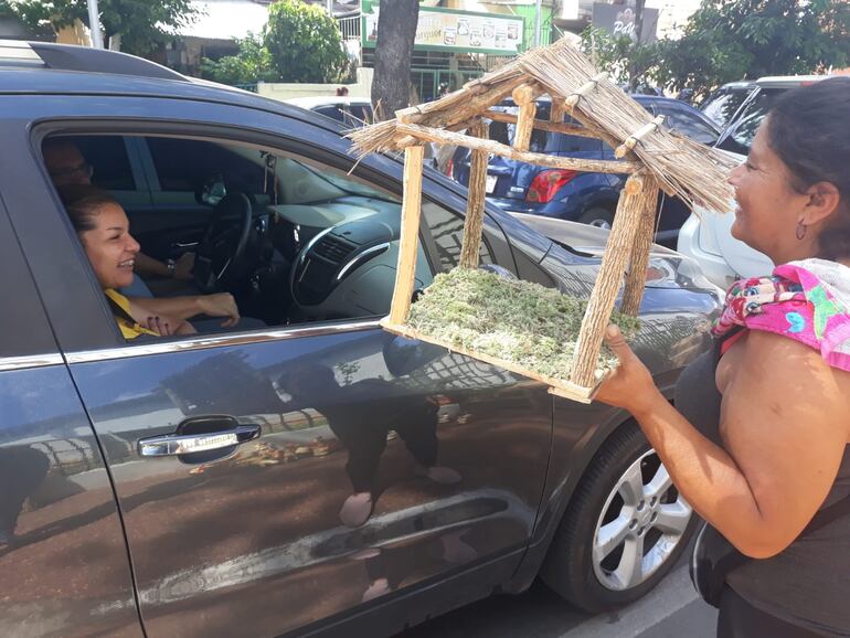 Comerciantes esperan vender todas sus mercaderías, tienen una gran variedad de productos a buen precio.