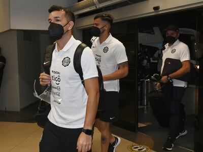 Néstor Camacho (i), en el viaje del plantel de Olimpia a Lima, Perú, donde debutará en la Copa Libertadores 2022.