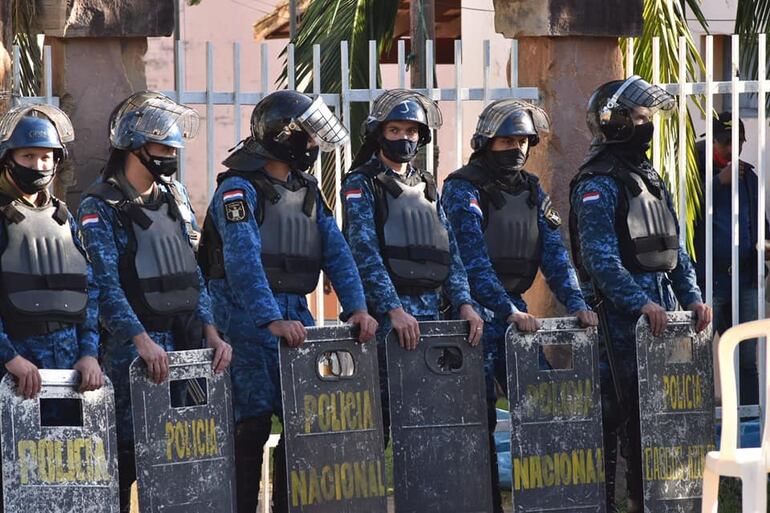 Personal de Antimotines custodian la sede municipal.