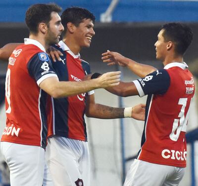 Robert Morales (c), autor de los goles para el triunfo de
Cerro Porteño, celebra con Mauro Boselli y Luis Vargas.