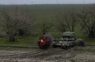 Un tanque ruso dispara en la región de Jersón, en el sur de Ucrania.