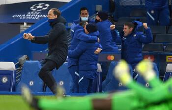 TOPSHOT - Chelsea's German head coach Thomas Tuchel celebrates after Chelsea's English midfielder Mason Mount (unseen) scored his team's second goal during the UEFA Champions League second leg semi-final football match between Chelsea and Real Madrid at Stamford Bridge in London on May 5, 2021. (Photo by Glyn KIRK / AFP)