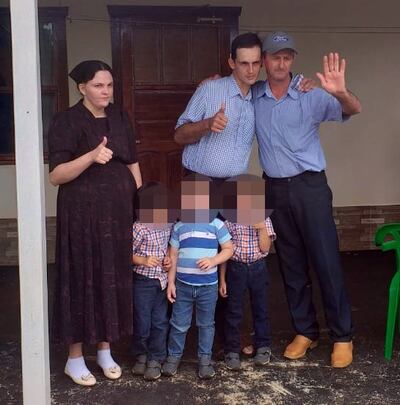 Peter Reimer (centro), su padre David Reimer y otros familiares, luego de su liberación después de haber sido secuestrado.