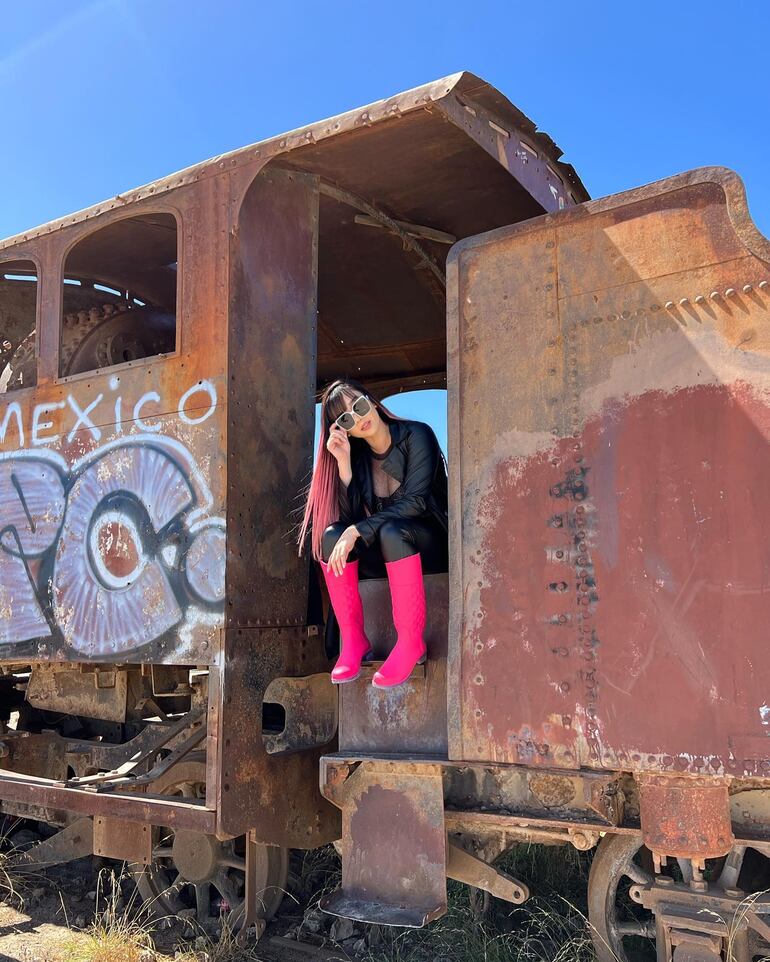 Marilina Bogado posando en un viejo vagón en el Cementerio de Trenes. (Instagram/Marilina Bogado)