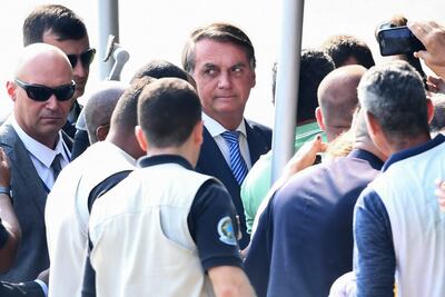 El presidente de Brasil, Jair Bolsonaro (c) junto a sus seguidores en el Palacio de la Alvorada, en Brasilia.  (EVARISTO SA/AFP)