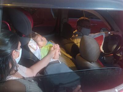 Los padres de Bianca llevaron a la niña para que salude a la multitud que la apoya frente al Ministerio de Salud este sábado de noche.