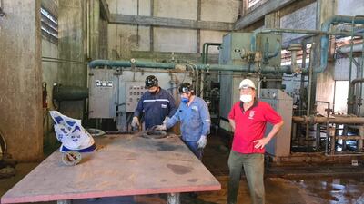 Técnicos realizan ajustes de piezas para que la planta de producción de oxígeno funcione lo antes posible