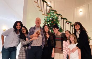 Familia completa. Bruce Willis con la mascota Pilaf en sus brazos, rodeado de Demi Moore, Emma Heming y sus hijas: Rumer, Scout, Tallulah, Evelyn y Mabel.