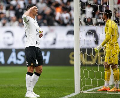 Fabián Balbuena saluda al lo “comandante” tras anotar un gol para Corinthians ante Internacional.