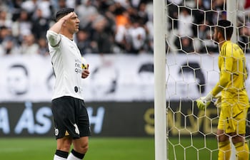 Fabián Balbuena saluda al lo “comandante” tras anotar un gol para Corinthians ante Internacional.
