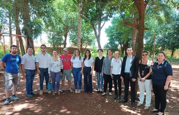 Los representantes de diversos entes y miembros de comisión vecinal en la plaza 1 de Mayo de Ciudad del Este.