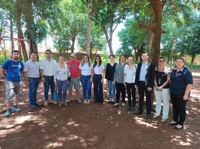 Los representantes de diversos entes y miembros de comisión vecinal en la plaza 1 de Mayo de Ciudad del Este.