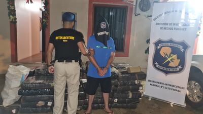 El detenido y las evidencias fueron trasladados a la base policial para el procedimiento de rigor.