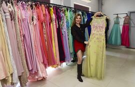 Efecto Cenicienta habilitó su tercera tienda de alquiler de vestidos, que funciona en San Lorenzo.